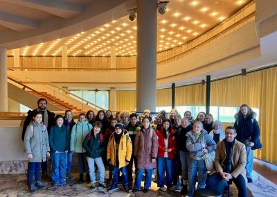 Schüler im Foyer des Schauspielhauses Düsseldorf