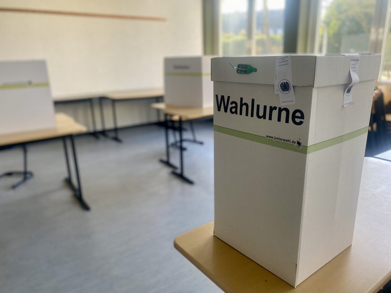 juniorwahl-2025-1 Wahlurne im Klassenraum
