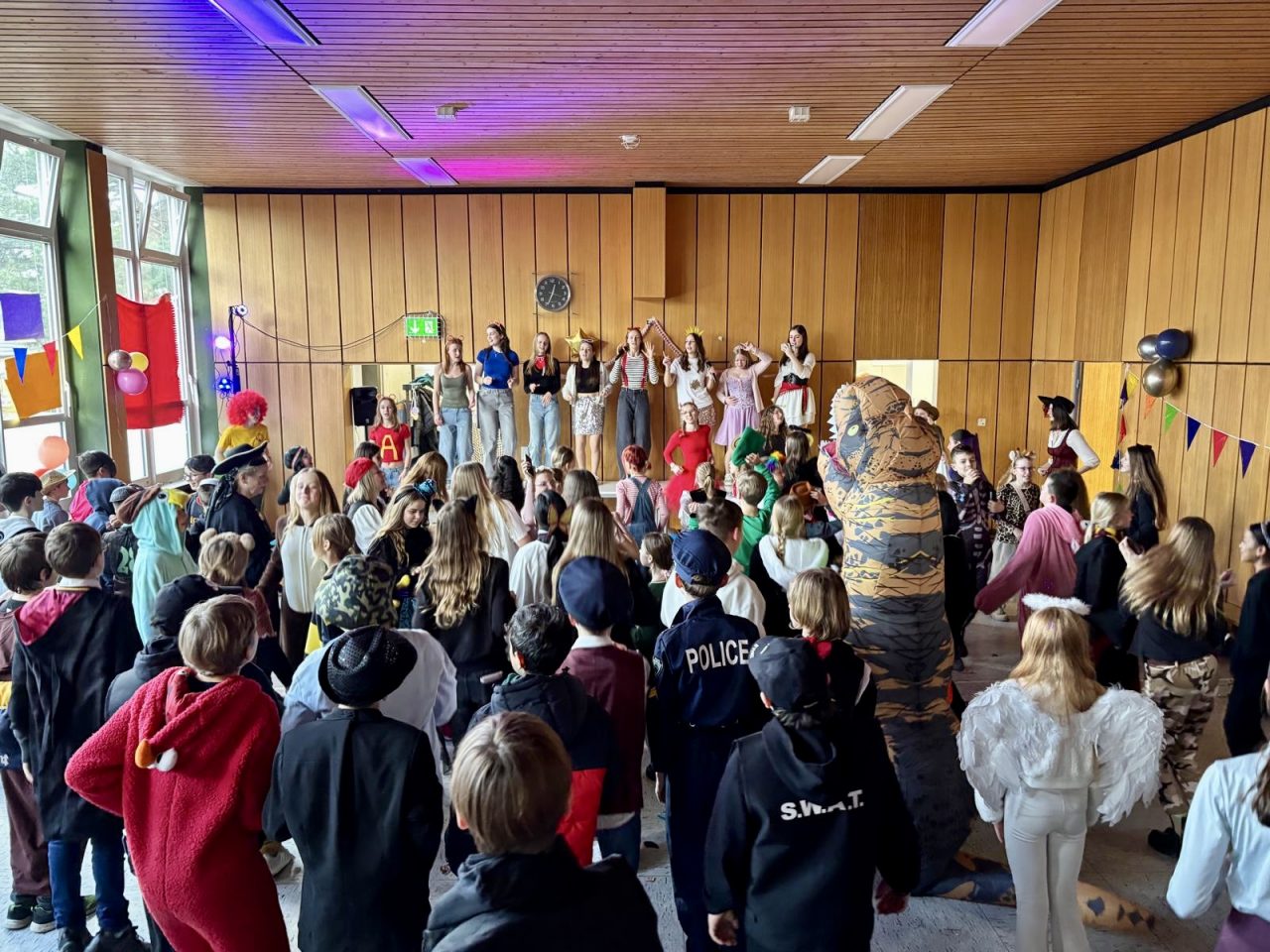 karneval-2025-1 Schüler feiern in der Gymnastikhalle ausgelassen Karneval