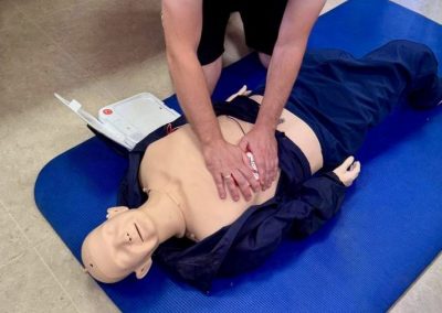 Lehrer des WJG bei einer simulierten Herzdruckmassage