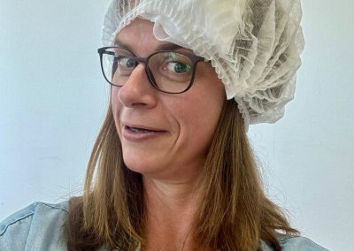 Lehrerin mit angelegtem Kopfverband