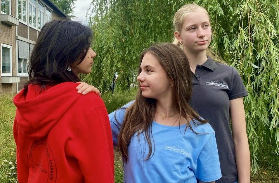 wjg-schulkleidung-2025-3 Drei Schülerinnen mit der neuen Schulkleidung