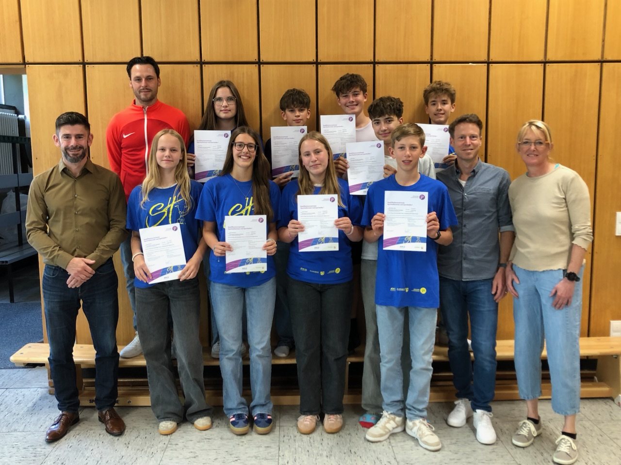 wjg-news-sporthelfer-2025-2 Die Sporthelferinnen und Sporthelfer gemeinsam mit dem Schulleiter, den betreuenden Sportlehrern und der Referentin von "NRW bewegt seine Kinder"