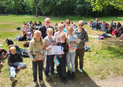 Foto Siegerehrung bei den Waldspielen 2025 mit Urkunde und Präsenten
