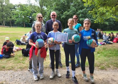 Foto Siegerehrung bei den Waldspielen 2025 mit Urkunde und Präsenten