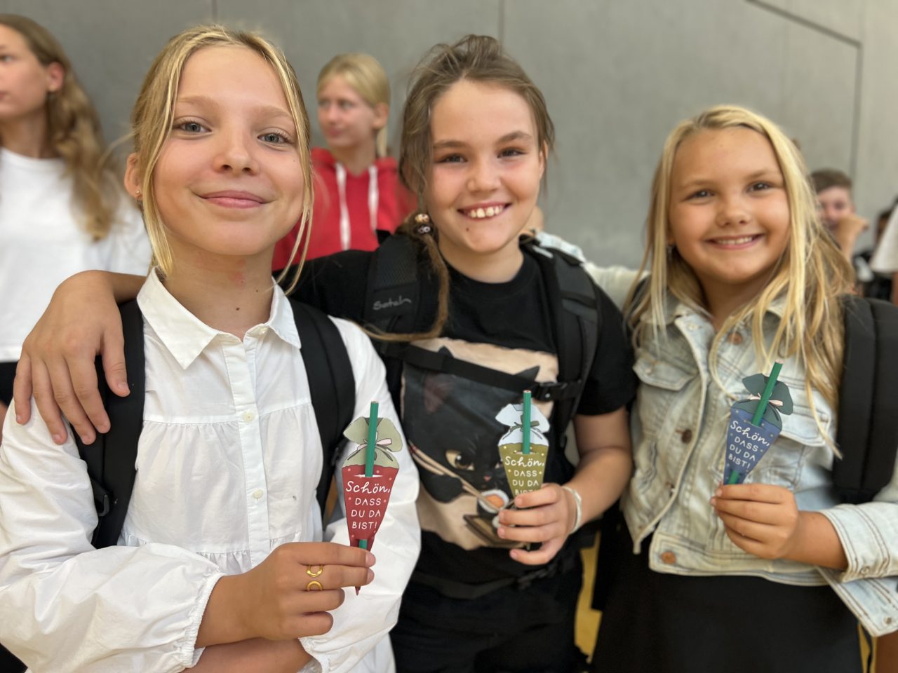 Foto Schülerinnen der neuen fünften Klassen bei der Einschulungsfeier