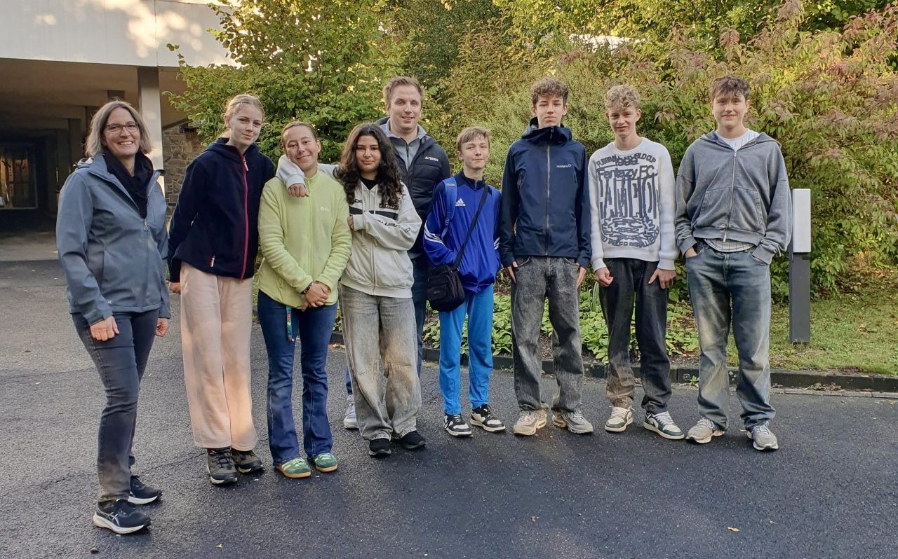 Streitschlichterinnen und Streitschlichter des WJG mit Frau Kastner und Herrn Lenzen