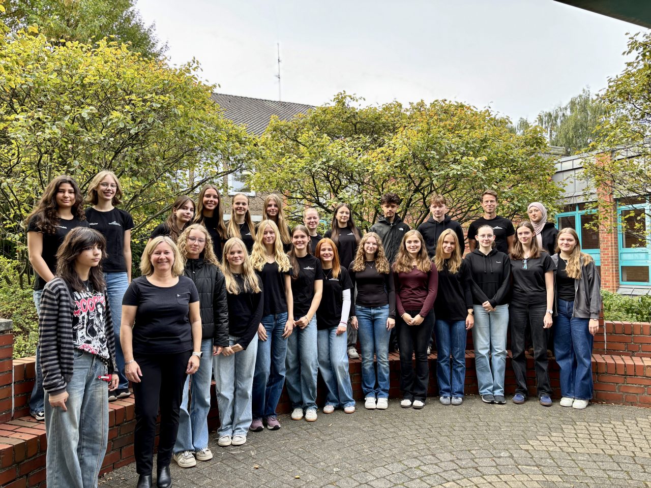 Schülerinnen und Schüler der SV mit den Vertrauenslehrern bei Gruppenfoto