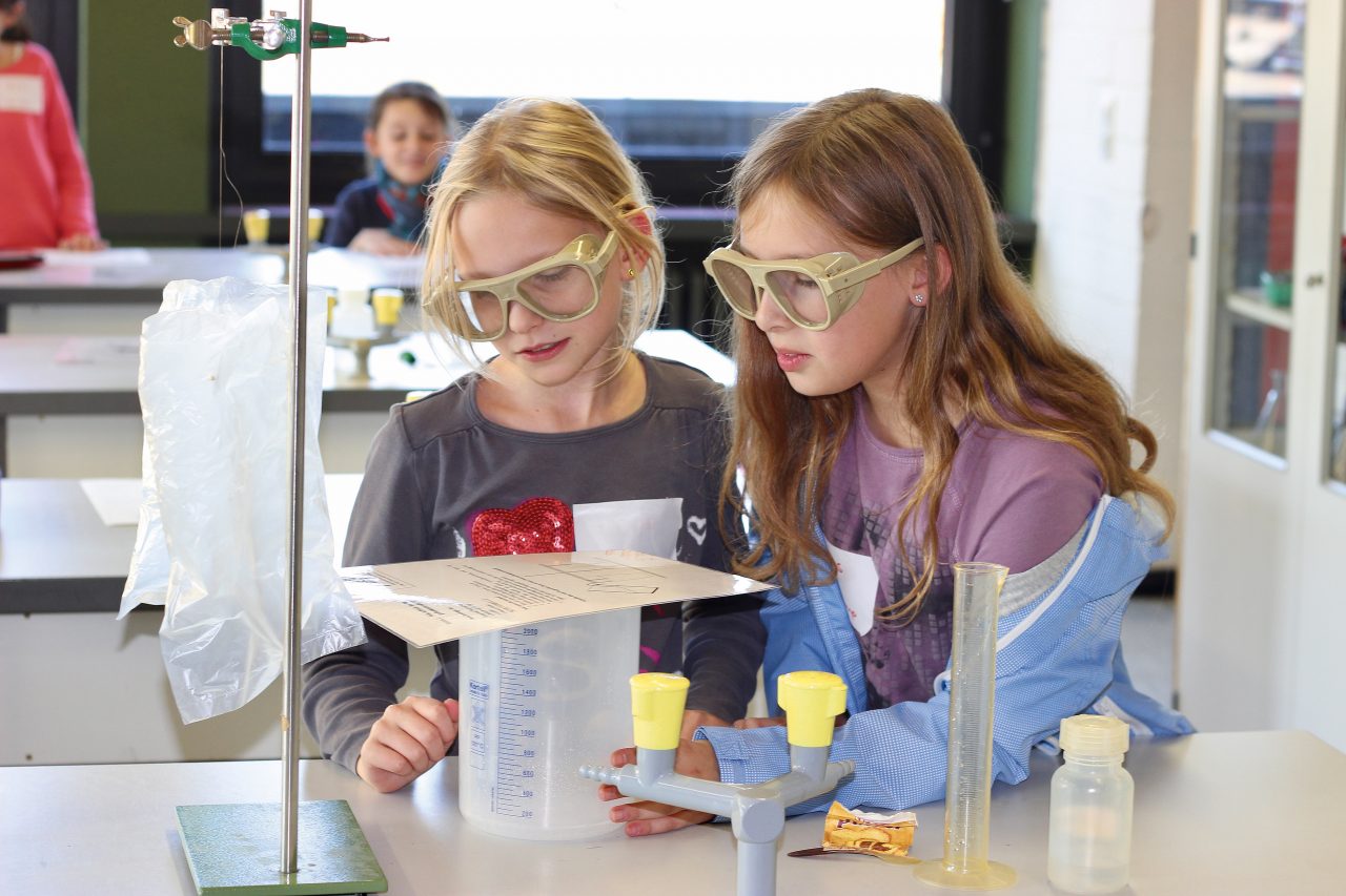 Foto zwei Schülerinnen bei den Experimentiertagen