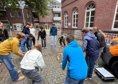 Schülerinnen und Schüler bei einer gemeinsamen Aktivität im Rahmen des Workshops