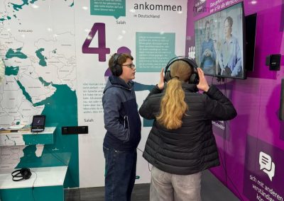 Schüler und Schülerin bei einer interaktiven Station im Kolping-Mobil