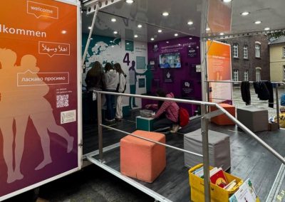 Das Kolping-Mobil mit Schülerinnen und Schülern