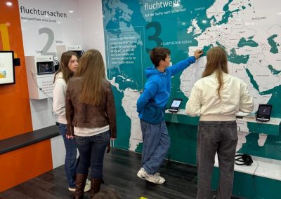 Schülerinnen und Schüler an den Stationen im Kolping-Mobil