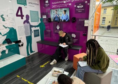 Schülerinnen und Schüler arbeiten im Kolping Mobil