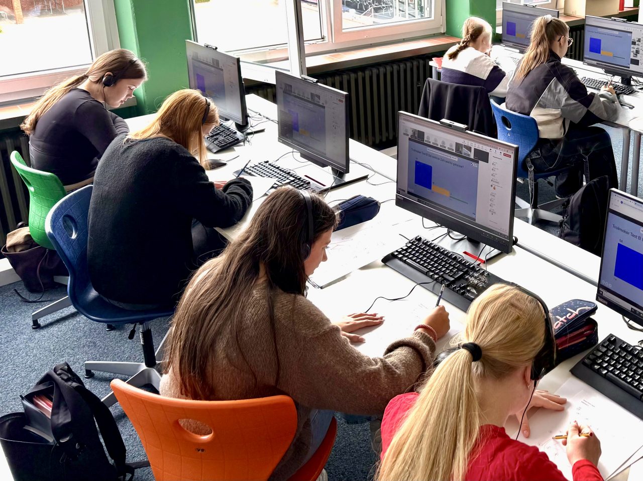 Online-Workshop zum Thema Gehirn 2025 Schülerinnen und Schüler sitzen an Computern während des Online-Workshops