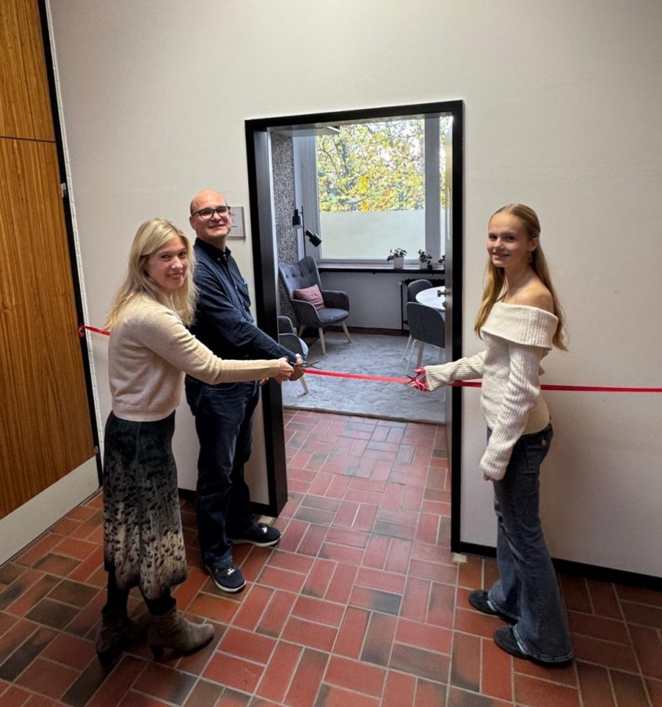 Sabine Lindemeyer (Landespfarrerin für Schulseelsorge der Evangelischen Kirche), Marcus Marosz (Beratungslehrer) und Flora Backes (Schülervertreterin) bei der Einweihung des neuen Beratungsraumes