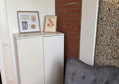 Schrank und Sesseln im neuen Beratungsraum