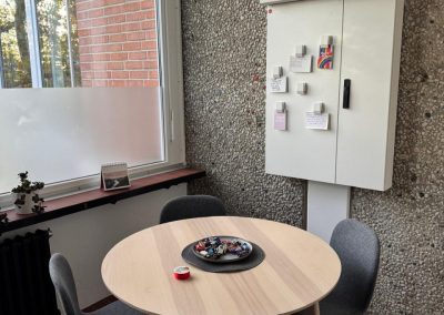 Ansicht des Beratungsraums mit Tisch und Stühlen