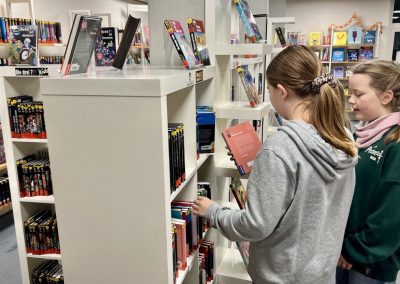 Zwei Schülerinnen schauen sich ein Besuch an