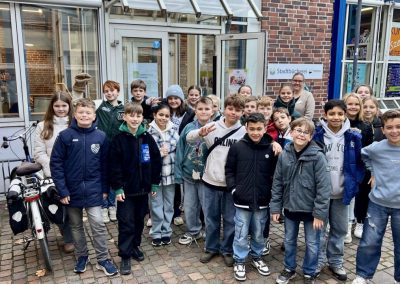 Schülerinnen und Schüler vor der Stadtbücherei in Breyell