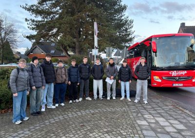 Das Basketballteam kurz vor der Abfahrt mit dem Bus