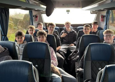 Das Basketballteam des WJG im Bus auf der Fahrt zum Turnier