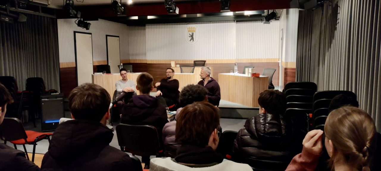 mehrdimensionale Diskussion zum Theaterstück Terror 2025 Frederick Derendorf, Axel Dammer und Michael Grafschaft bei der Diskussion zum Theaterstück "Terror" im Theater unterm Dach