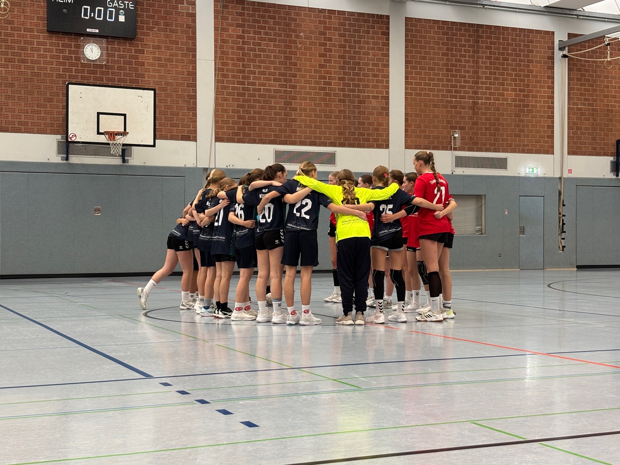 Handball U-16-Mädchen 2025 Die Handballteam der U-16-Mädchen im Spielerinnenkreis