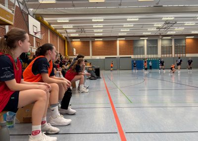 Die Ersatzspielerinnen schauen dem Team zu