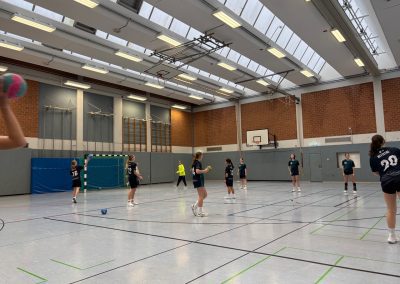 Das Handballteam vor dem Spiel beim Aufwärmen