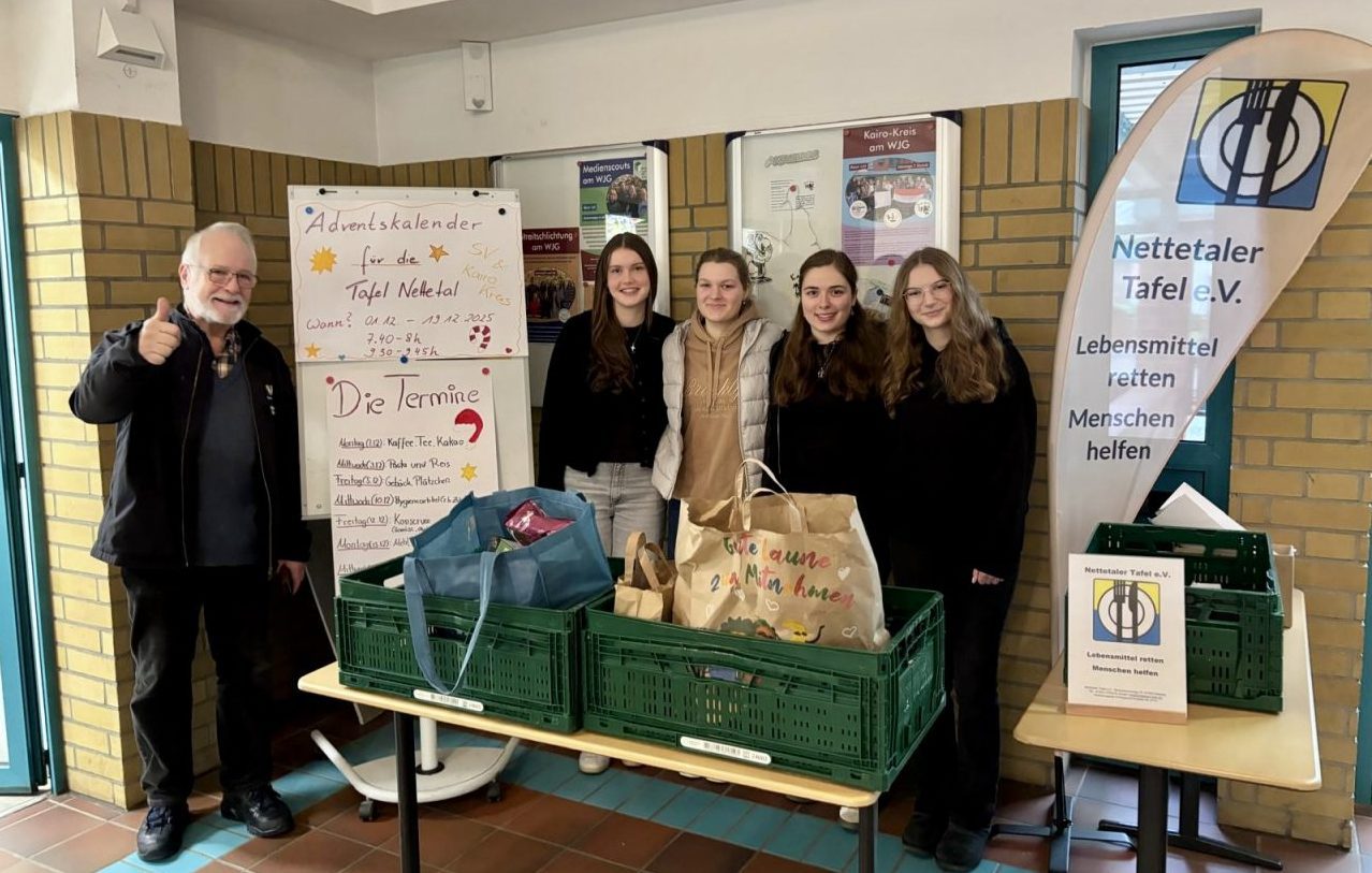 Schülerinnen der SV mit einem Vertreter der Nettetaler Tafel mit den gespendeten Gütern