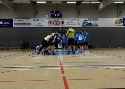 Mannschaftskreis mit Schiedsrichter vor Beginn des Spiels