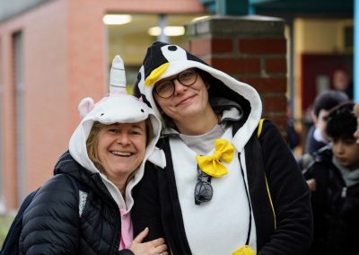 Schülerinnen und Schüler bei der Spendenwanderung