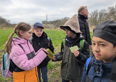 Schülerinnen und Schüler bei der Spendenwanderung