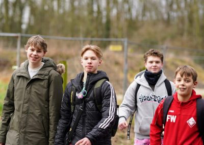 Schülerinnen und Schüler bei der Spendenwanderung