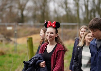 Schülerinnen und Schüler bei der Spendenwanderung