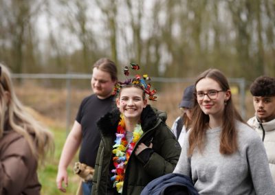 Schülerinnen und Schüler bei der Spendenwanderung