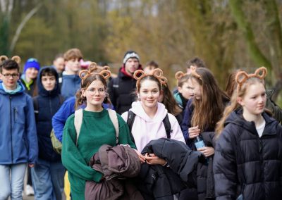 Schülerinnen und Schüler bei der Spendenwanderung