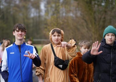 Schülerinnen und Schüler bei der Spendenwanderung