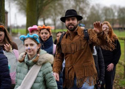 Schülerinnen und Schüler bei der Spendenwanderung