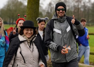 Schülerinnen und Schüler bei der Spendenwanderung