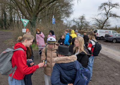Schülerinnen und Schüler bei der Spendenwanderung
