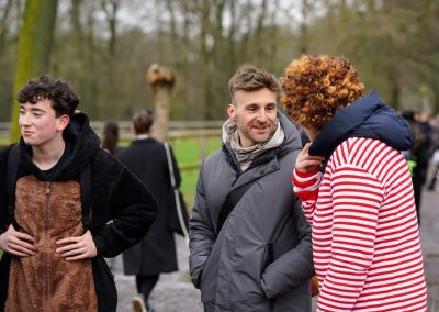 Schülerinnen und Schüler bei der Spendenwanderung