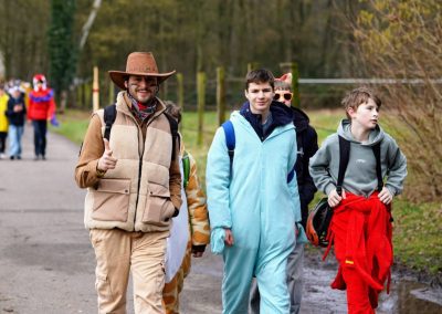 Schülerinnen und Schüler bei der Spendenwanderung