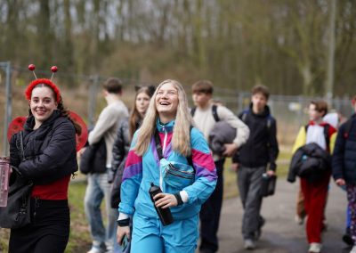 Schülerinnen und Schüler bei der Spendenwanderung
