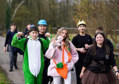 Schülerinnen und Schüler bei der Spendenwanderung