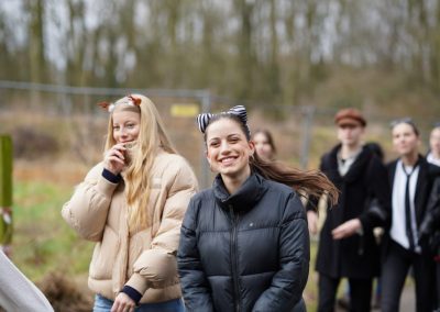 Schülerinnen und Schüler bei der Spendenwanderung