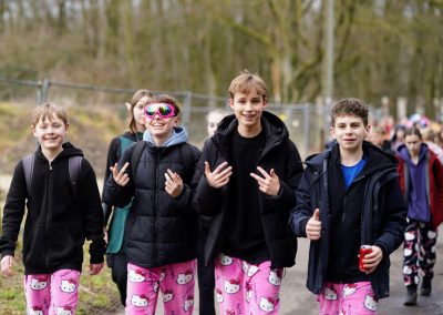 Schülerinnen und Schüler bei der Spendenwanderung