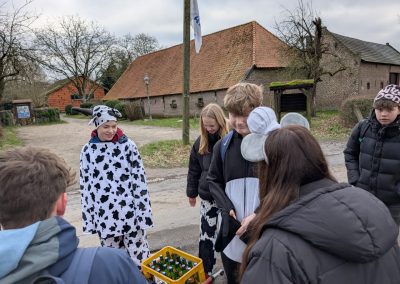 Schülerinnen und Schüler bei der Spendenwanderung
