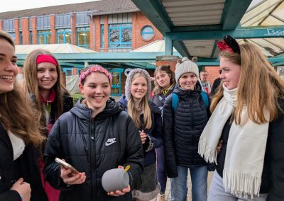 Schülerinnen und Schüler bei der Spendenwanderung